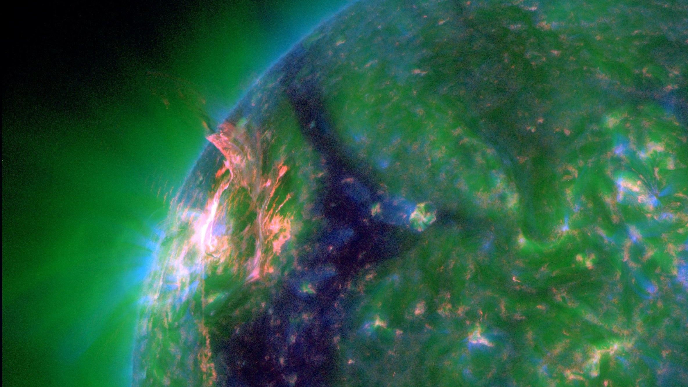 Güneş Atmosferinde Devasa Delik: Dünya Genelinde Radyo Kesintileri ve Aurora Alarmı!
